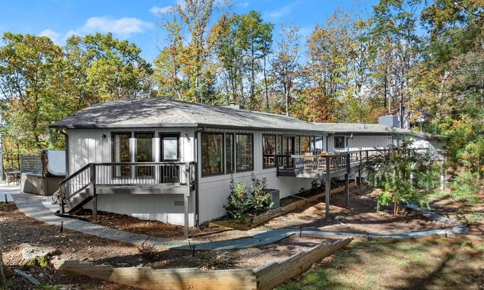 Dahlonega Cabin | New Listing! Three Chimney Lodge-Hot Tub/Game Room/Fire Pit/4 Bed!