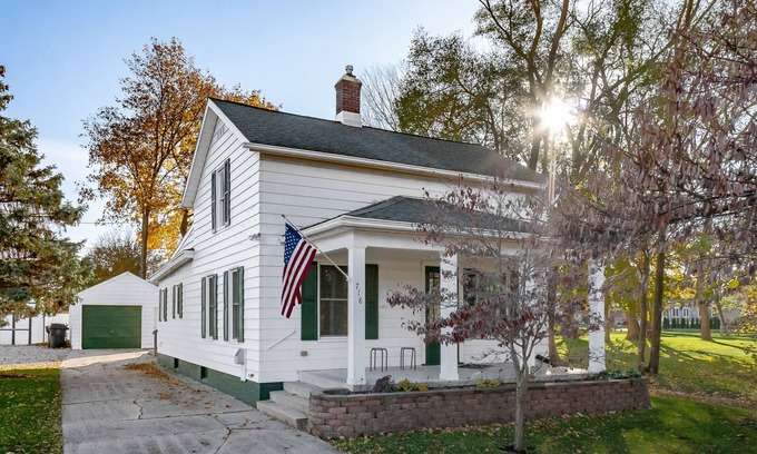 Northeast South Bend House | NEW LISTING! Walking distance to Notre Dame, 3BR - 1.5BA House. Go Irish ☘️💙☘️