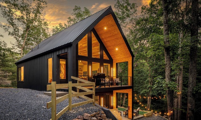 Mount Jackson Cabin | NEW Luxury Cabin w/Sauna, Hot Tub, FirePit, Bocce, GameRoom! Minutes to Bryce!