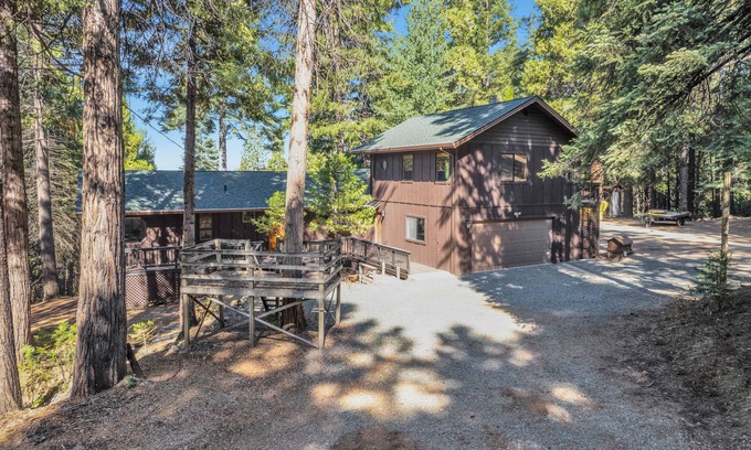 Croft Cabin | NEW! Luxury Cabin W/Deck, views & Playground! Pool, Slots, Fun, Snow !
