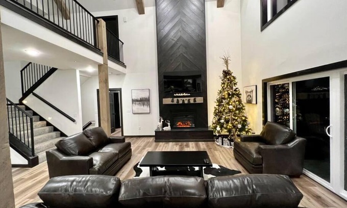 Kimberling City House | NEW! Luxury Lakefront Lodge 2 - RESORT Pool/Hot Tub - FREE amenities