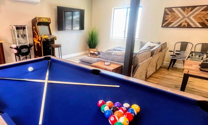 Page House | NEW! MiniGolf–PoolTable–FirePit–BBQ–Arcade–Bocce