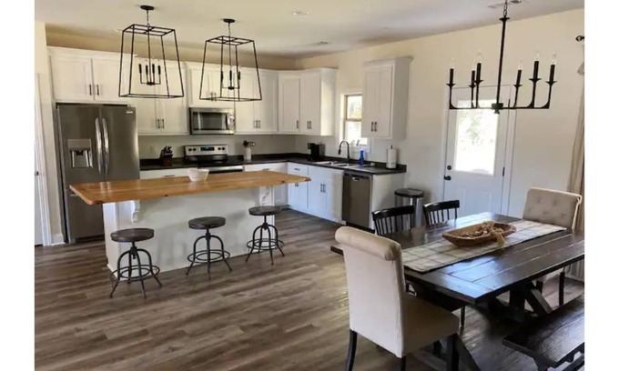 Tupelo House | *New* Modern Charm in the heart of West Tupelo