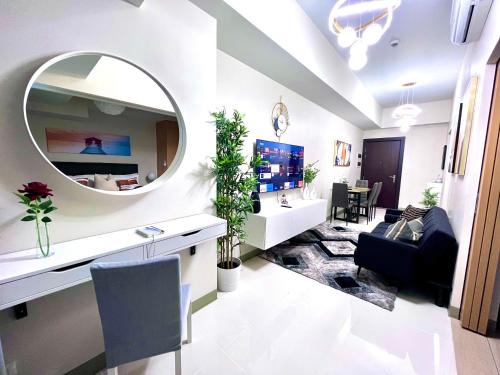 Bonifacio Global City Apartment | New & Modern Cozy 1BR w/Balcony@BGC, WiFi 300MBPS