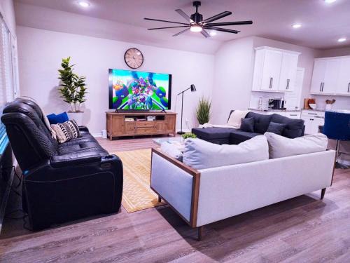 Oklahoma City House | New Modern Home, Game Room, Gym, 6 beds, Fast Wifi