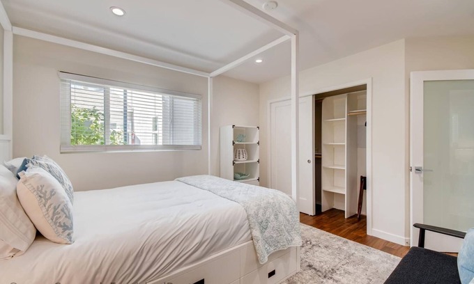 Coronado Condo | NEW Modern Island Getaway, sleeps 6, Dog Friendly!