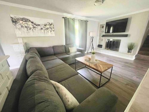 Greenville - Spartanburg House | New Modern Lux Large Home 10MIN Downtown Sleeps 12