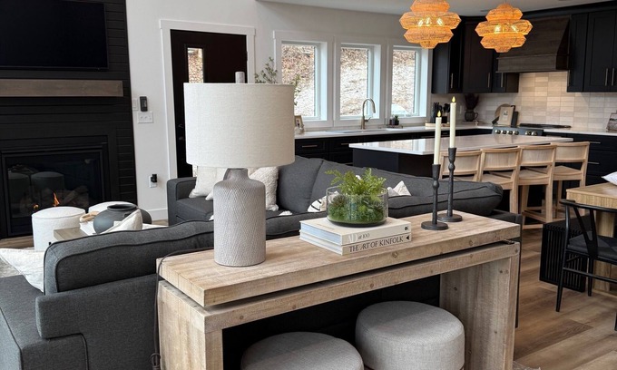 Howard Cabin | NEW Modern luxury 4-bedroom Aframe with WiFi and HOT TUB in Howard