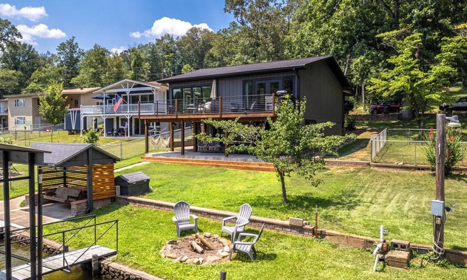 Piney House | NEW Obsidian Oasis - Lakefront Luxury - kayaks, paddle boards … fun in the sun!