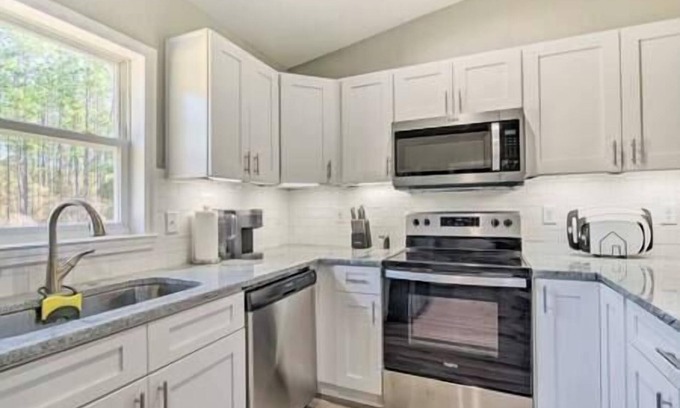 Ocala House | New Ocala Getaway! Fenced Yard - WEC 14mi