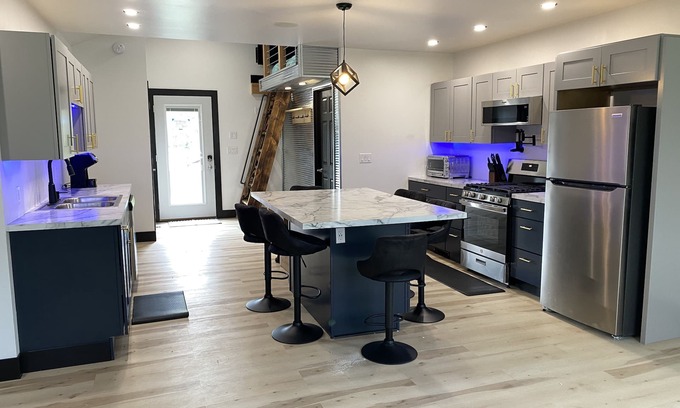 Riverside House | New Open Concept Modern Getaway Near Beaches