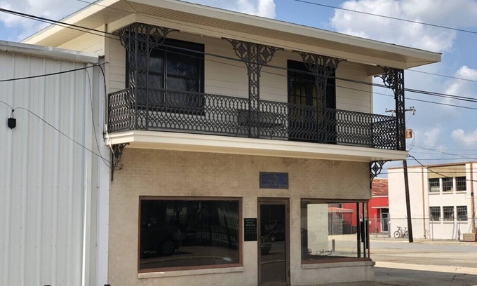 Freetown - Port Rico Apartment | New Orleans Style upstairs apartment