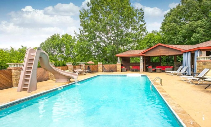 Franklin House | NEW Outdoor Oasis Pool, Hot Tub, Firepl, 6 bedr