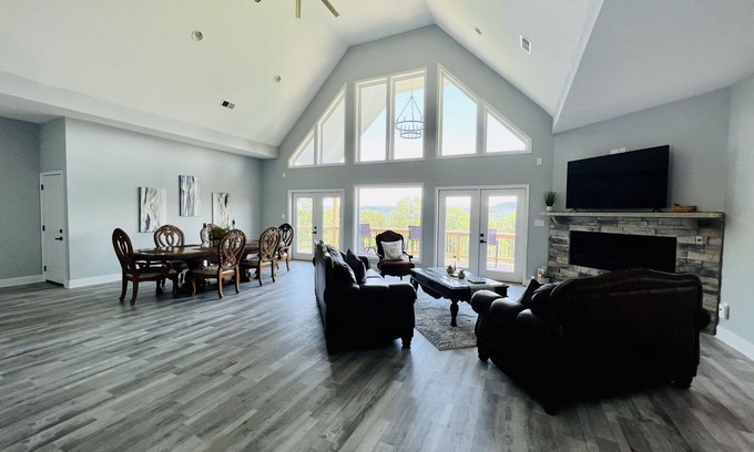 Dandridge House | New! Private 5BR 5,000 SqFt Lake House on 7 Acres