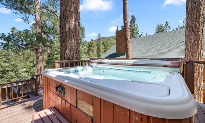 Fawnskin Cabin | NEW private HOT TUB! VIEWS! Walk to Marina! Close to Lake & Slopes