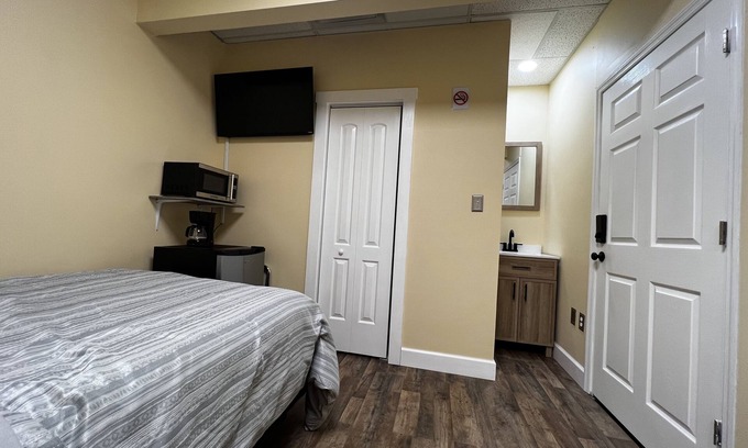 Glen Iris Apartment | New private suite room inside the apartments building loft by UAB/Downtown.