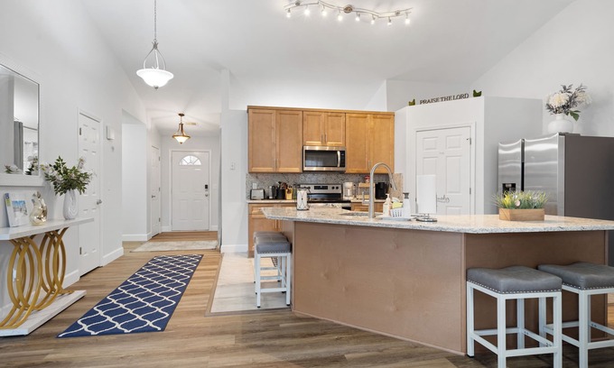 Drayton House | New remodeled home with patio in cul-de-sac. 12 sleep accommodating.