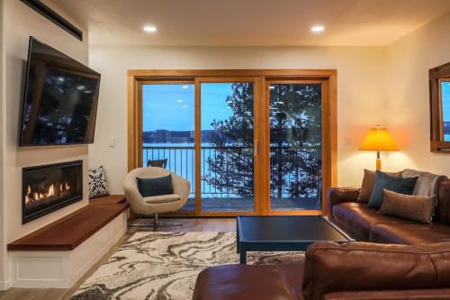 McCall House | NEW Romantic LakeView Studio Beach Pool Modern