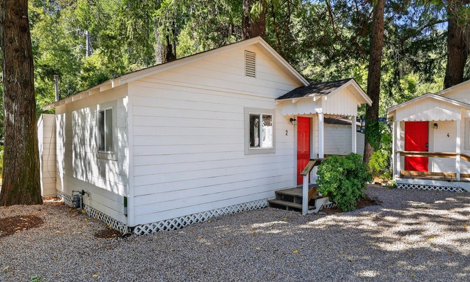 Cobb Apartment | NEW! Rouge Cobb Mountain Hotel - Cabin 2