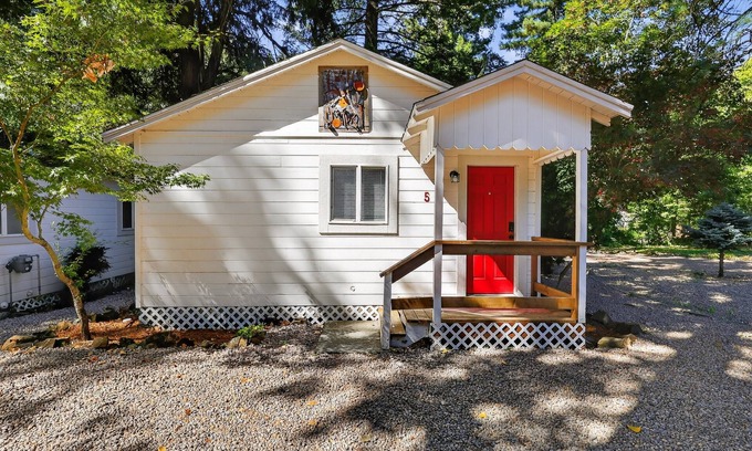 Cobb Apartment | NEW! Rouge Cobb Mountain Hotel - Cabin 5