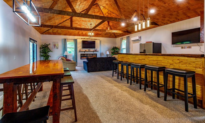 Bridgman House | New Spacious Warren Dunes Beach & Winery Retreat w/Hot Tub & Pool Table
