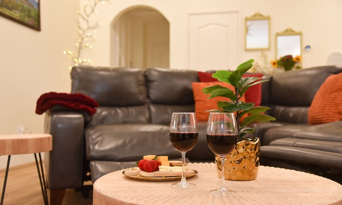 Hesperia House | -NEW-> Stay and the Golden Pedal Estate: Serene Getaway