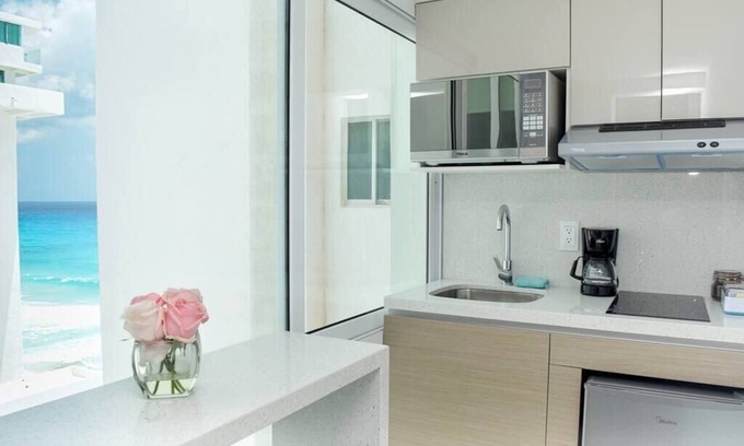 Zona Hotelera Apartment | New Studio at the beach, side ocean view