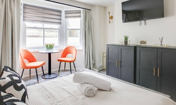 Southend-on-Sea Apartment | New! Stylish & Modern Studio City Centre Nr High St by Luxiety Stays