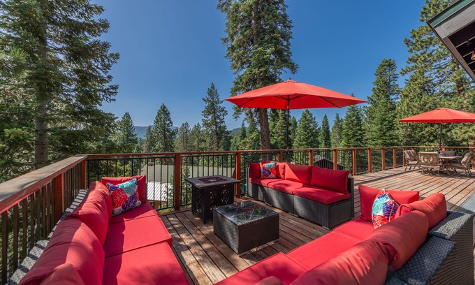 Ponderosa Palisades House | New~Sunrise on the Horizon~Spacious 4 Bedroom Home in Truckee!