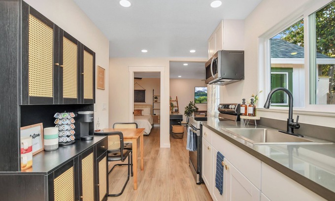 Vallejo House | ~ New! ~ The Craftsman Guest House ~ On Large Park ~