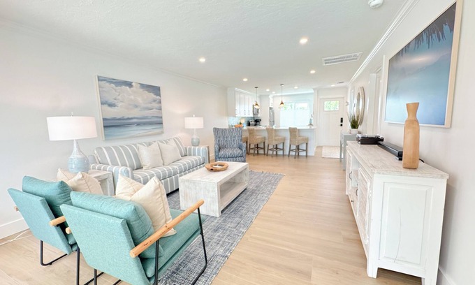 Holmes Beach House | NEW - The Salty Palm - nearby beach, shops, food!