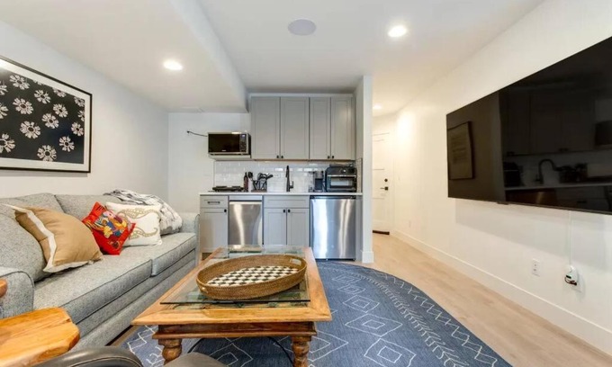 Jefferson Park Apartment | New two room apartment close to stadium and downtown on a park