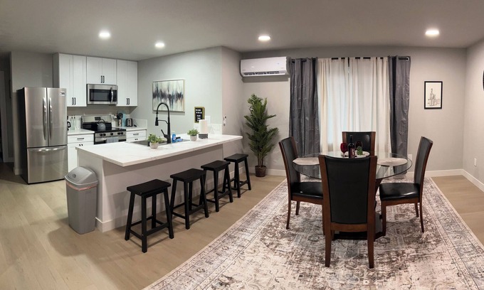 North Oak Park House | NEW UC Davis Med Center walking 3 bd 2 bth laundry inside Ultra fast 5G WiFi AC