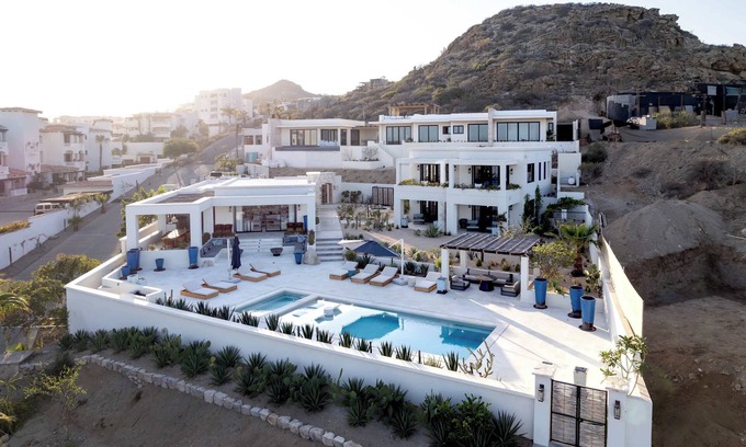 Buzzards House | New Villa, Priv. Suites, Priv. Pool + Beach Club Access