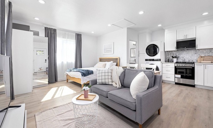 Old Town House | NEW! W/D in Unit, Patio, AC, Near Restos & Beach