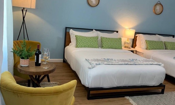 Ukiah Cottage | * New! Well Appointed 2 Queen Beds Cottage + Yard