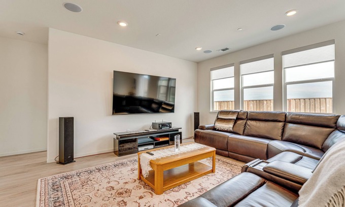 Hollister House | Newly Built Home w/Patio: 4 Mi to Dtwn Hollister