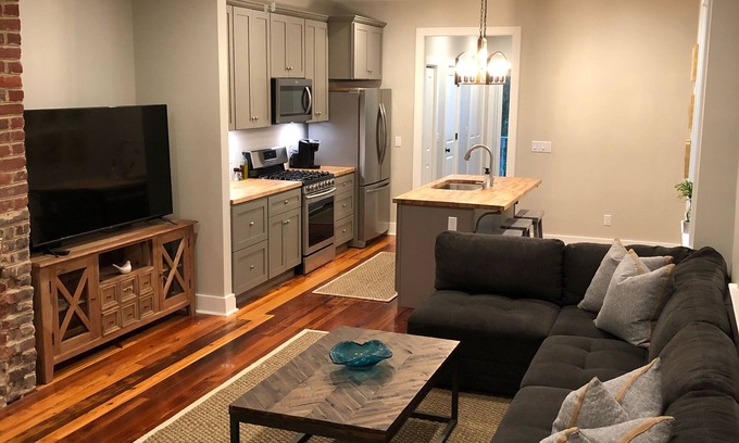 Downtown Charleston Apartment | Newly Listed: Charming home in historic dwtn, walk to shops/parks, Free parking