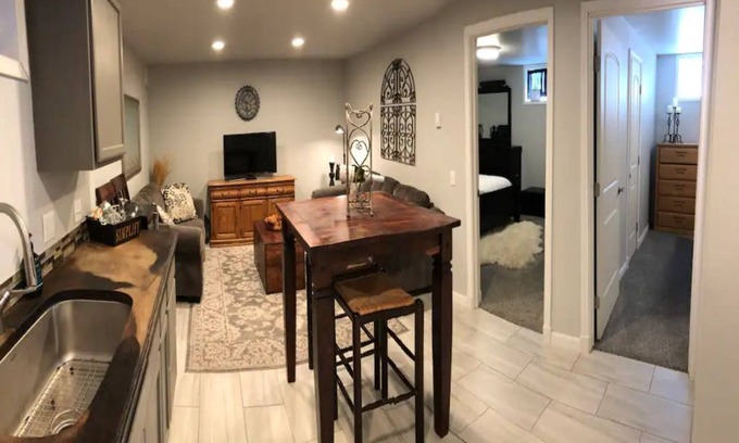 Twin Falls House | Newly listed, executive apartment, hot tub, great for adventure!