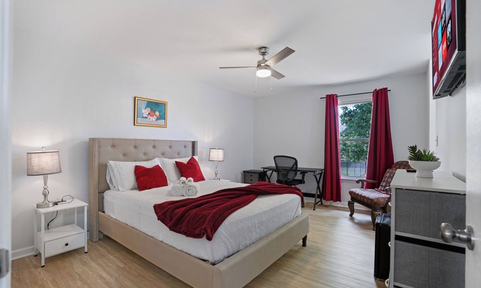 Clarksville House | ✨ Newly refreshed ranch home with a cozy fireplace, game room, and large fenced backyard. Recently updated with fresh paint and new flooring. Just 1min to Wilma Rudolph Events Center, 7-min to F&M Bank Arena, and 45-min to Nashville. 🏡🎮 Book now!