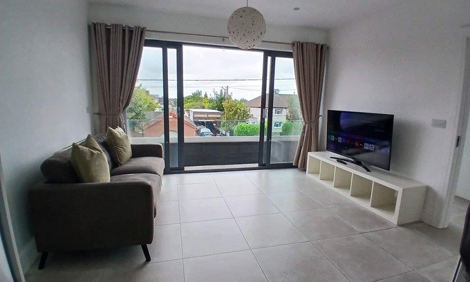 Dublin Apartment | Newly Refurbed 2BD W/Wraparound Balcony,5k to City