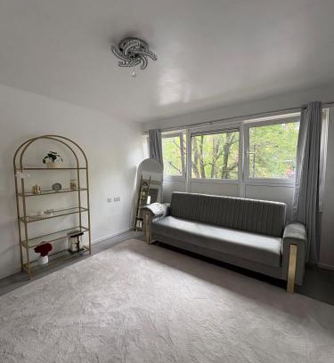 St. George's Apartment | Newly Refurbished - Stylish - Modern - And Cosy Flat - King Size Bed with Built In Speakers - Bedside Lamp - And USB Ports - Sofa Bed - In Islington North London
