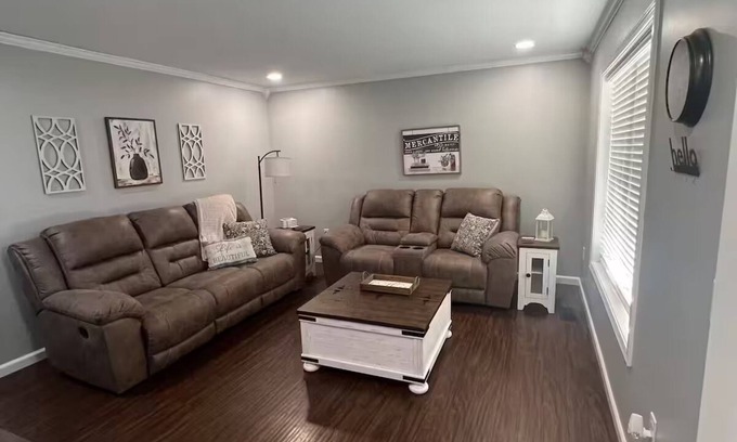 Madisonville House | Newly Remodeled 3-BR house close City of Madisonville & Marh Park Abortorium.