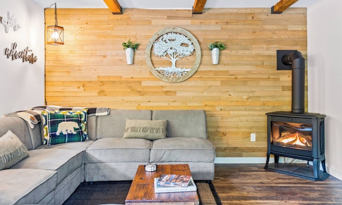 West Bridgewater House | Newly Renovated Cottage, Hot Tub, Fire place, 5min to Killington Ski Gondola