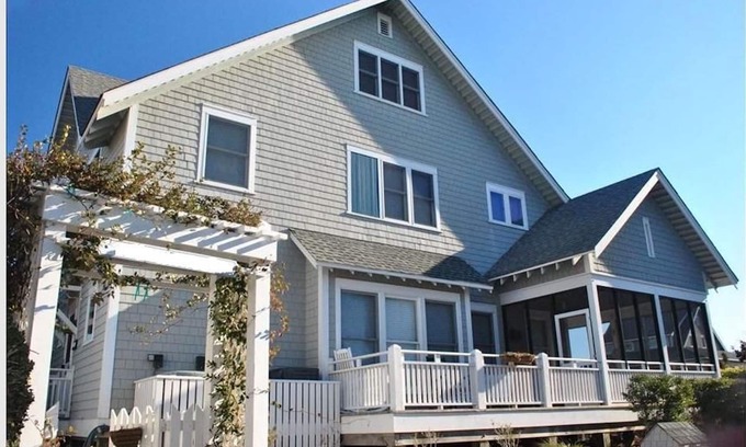 Flora's Bluff House | NEWLY RENOVATED! Welcome to Surf's Up! OCEANFRONT, Sleeps 10.