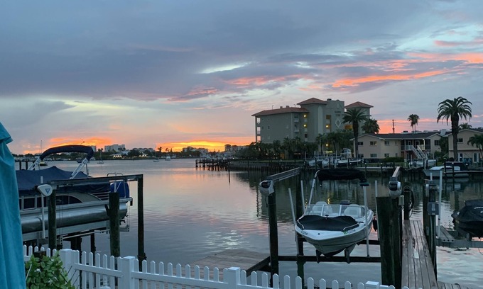 Island Estate Cottage | Newly Renovated 2 bedroom2Bathroom Water view Unit a Walk from Clearwater Beach!
