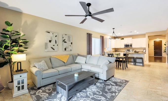 Westwing Mountain House | Newly Renovated 4 Bedroom House near hiking and lots of restaurants