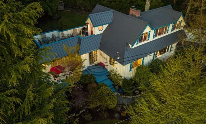 Freeland House | NEWLY Renovated Anchor House | Rooftop Patio | Pet Friendly | 3min Walk to Beach