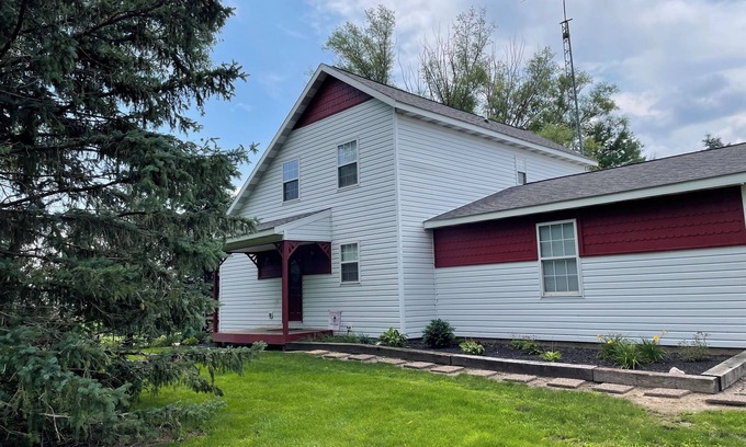 Brookston House | Newly renovated farmhouse in beautiful country setting close to Purdue