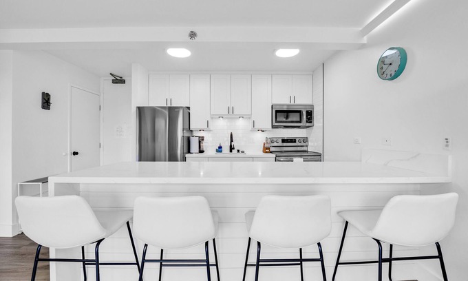 Waikiki Apartment | Newly renovated, Free Parking, One block to Waikiki Beach